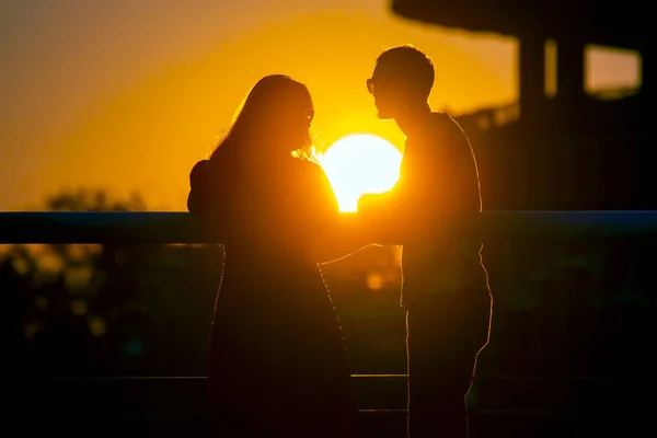 Silueta Dos Personas Enamoradas Contexto Puesta Sol Romance Las Relaciones — Foto de Stock