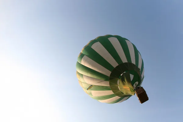 Weißer grüner Ballon — Stockfoto