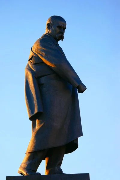 诗人塔拉斯舍甫琴科在哈尔科夫纪念碑 — 图库照片
