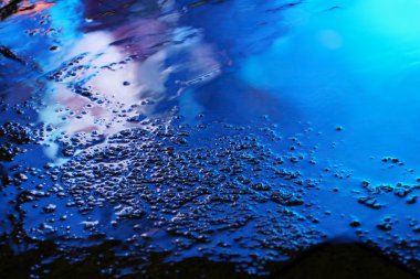 yağmurdan sonra asfalt renk yansıma akşam