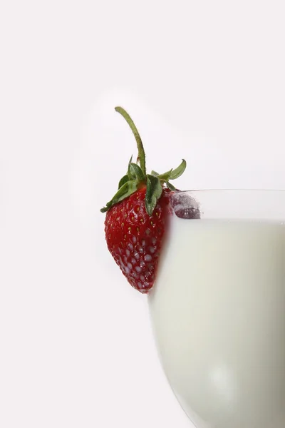 ミルクとグラスの中のイチゴをカットします。 — ストック写真