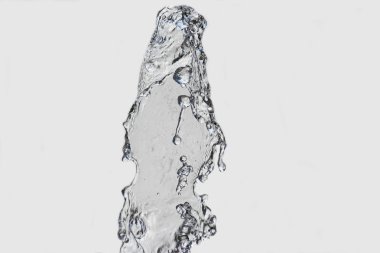 su çeşme closeup hafif bir arka plan üzerinde damla