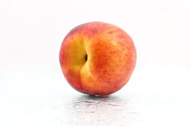 beyaz zemin üzerinde bir olgun şeftali