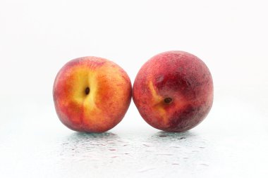 Beyaz arka plan üzerinde Su damlacıkları iki olgun şeftali