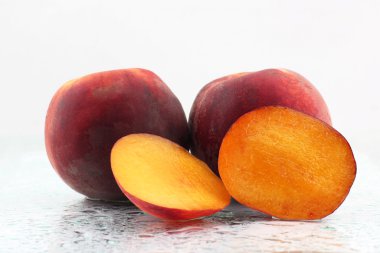 Beyaz bir arka plan üzerinde iki olgun şeftali