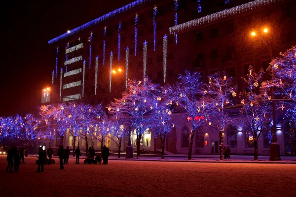 Рождественская подсветка на деревьях в городе — стоковое фото