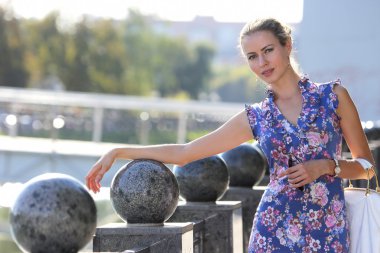 ince genç güzel kız Mermer sütunlar ayakta