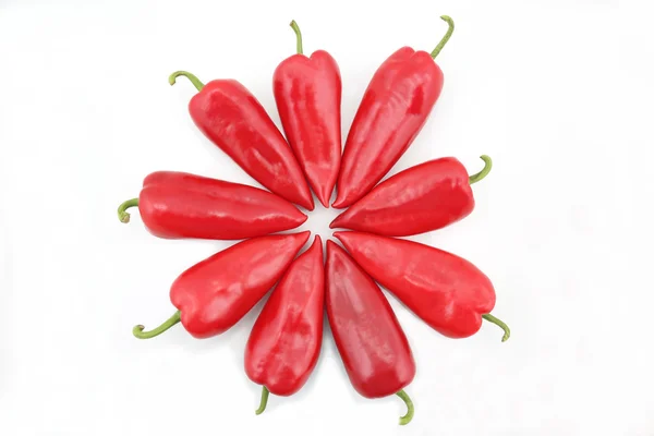 Nueve pimientos dulces rojos brillantes sobre un fondo blanco —  Fotos de Stock