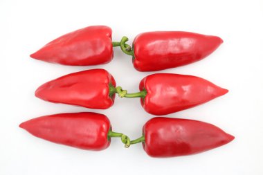 Üç çift beyaz zemin üzerine kırmızı tatlı biber