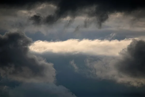 Expressive contrast of the clouds in the sky — Stock Photo, Image
