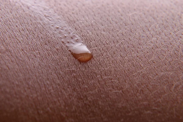 Gocce d'acqua sul corpo umano primo piano — Foto Stock