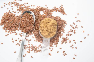 beyaz arkaplanda keten tohumu ve yağ