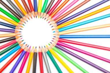 Beyaz arka plan üzerine kurulmuş, çeşitli renklerde keskinleştirilmiş renkli kalemlerden oluşan dairesel bir sıra. Parlak ve dinamik görünümlü sanat, eğitim veya yaratıcılığı teşvik etmek için idealdir..