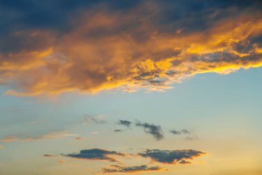 Gökyüzü ağır bulutlarla ve gün batımında kırılan altın ışıklarla dolu. Duyguları, doğa fotoğrafçılığını çağrıştırmak ve dramatik, sakin bir ortam yaratmak için mükemmel..