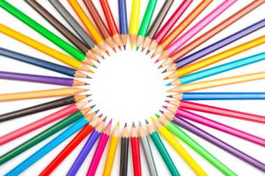 Renkli kalemlerden oluşan bir gökkuşağı beyaz arka planda dairesel bir şekilde yayılıyor. Yaratıcılık, eğitim ve sanatla ilgili konuları canlı bir estetik ile resmetmek için birebirdir..