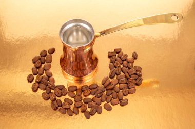 Pirinç saplı şık bakır kahve demliği altın bir arka planda kavrulmuş kahve çekirdekleri ile eşleştirilir. Kahveyi ve aşçılığı çok sever.