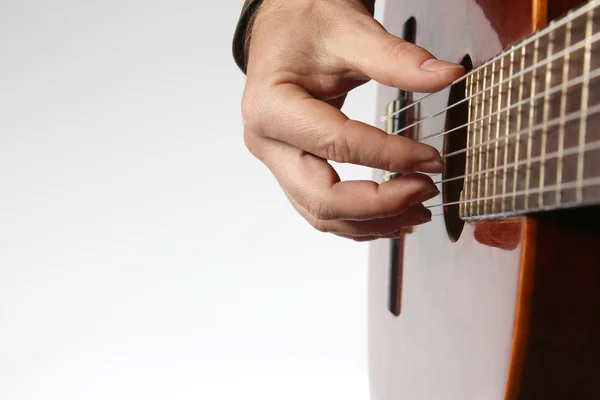 Im Akkord spielen klassische Gitarre Nahaufnahme — Stockfoto