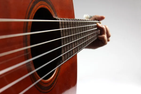 En el acorde tocando la guitarra clásica de cerca —  Fotos de Stock