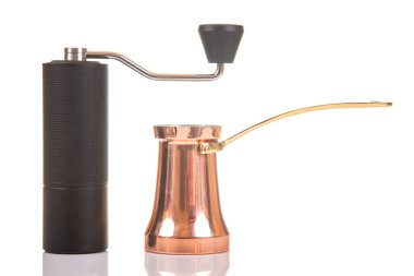 Tarz sahibi bir el değirmeni geleneksel bir kahve makinesiyle eşleştirilir. İkisi de rahat bir ev ortamında zengin ve lezzetli bir kahve deneyimi yaratmaya hazırdır..