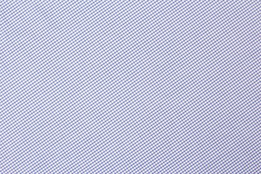 Açık mavi ve beyaz renkli ızgara desenli bir kumaşın yakın çekim görüntüsü. Çapraz çizgiler değişik tasarım uygulamaları için uygun hale getirerek ilginç bir doku oluşturur..