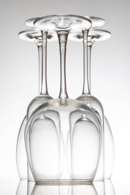 Bir şarap kadehi kümesi baş aşağı yerleştirilir, hassas hatlarını ve pürüzsüz yüzeylerini ortaya çıkarır..