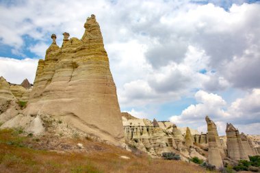 Türkiye 'nin Kapadokya bölgesinde benzersiz kaya oluşumları belirgin şekilde yükseliyor.