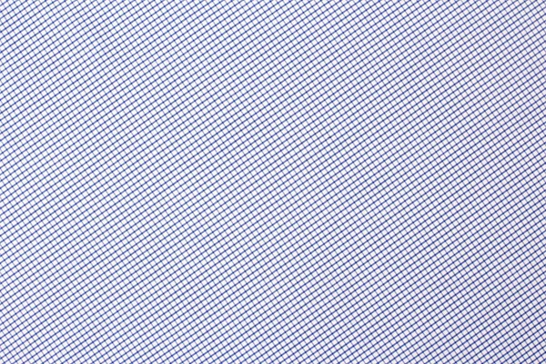 Açık mavi ve beyaz renkli ızgara desenli bir kumaşın yakın çekim görüntüsü. Çapraz çizgiler değişik tasarım uygulamaları için uygun hale getirerek ilginç bir doku oluşturur..