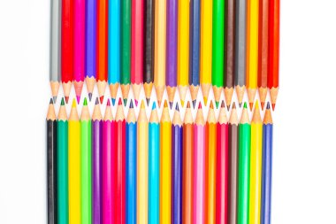 Çizim ve el işi yapmak için ideal renk yelpazesini sergileyen, düzgün sıra sıra dizilmiş renkli kalem koleksiyonu. Düzenleme yaratıcılığı ve sanatsal ifadeyi teşvik ediyor.