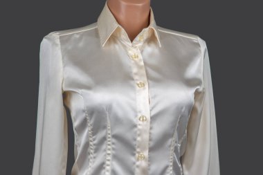 Bu şık saten bluz parlak yüzeyi olan parlak bir tasarıma sahip. Uzun kolları ve düğmeli önü sofistike bir görünüm yaratıyor. Bu da onu herhangi bir gardıroba çok yönlü bir katkı yapıyor..