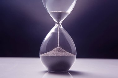 Bir kum saati dimdik durur ve kum yavaşça üst odadan alt odaya akar..