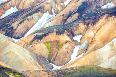 Canlı desenler ve renkler İzlanda 'nın büyüleyici manzarasını yaratarak yaz mevsiminde engebeli dağları kar ve yeşil bitki örtüsüyle aydınlatıyor..