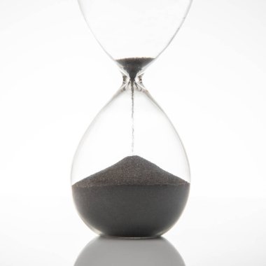 Bu kum saati, üst yarıdan alt yarısına kadar sürekli akan ince desenli siyah kumlara sahiptir. Gösterişli cam tasarımı, zamanın akışını güzelleştirerek her türlü dekorasyonu geliştirir..