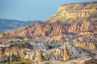 Kapadokya 'da nefes kesen kaya oluşumları ve perili bacalar gün boyunca canlı renklerden oluşan bir zemin oluşturur..
