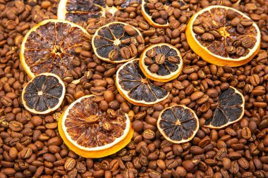 Kavrulmuş kahve çekirdeklerine saçılmış kuru portakal dilimleriyle dolu nefes kesici bir hayat. Topraksı ve turunçgilleri güzelce harmanlıyor. kahve aroması ve tat tanımlayıcıları