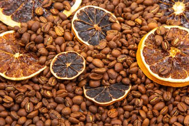 Kurutulmuş portakal dilimlerinin kavrulmuş kahve çekirdekleri üzerinde dinlenmesi kahve severler ve aşçılık ilhamı için mükemmel. kahve aroması ve tat tanımlayıcıları