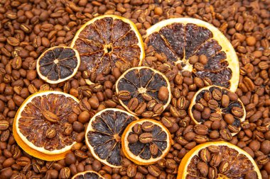 Susuz kalmış portakal dilimlerinin ve kavrulmuş kahve çekirdeklerinin yakından görüntüsü, turunçgiller ile derin kahve aromasını birleştiriyor. kahve aroması ve tat tanımlayıcıları