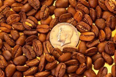 On sentlik parlak altın bir yüzeyi çevreleyen kavrulmuş kahve çekirdekleri yakın plan çekimleri dünyevi tonlarını ve doğal bölünmelerini ön plana çıkarıyor. Yiyecek ve içecek fotoğrafçılığı için ideal..