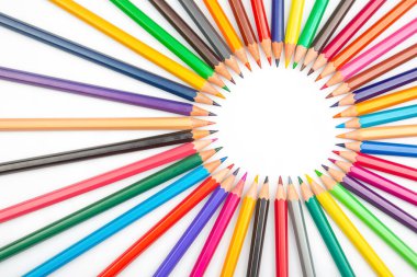 Radyal düzende parlak renkli kalemler, beyaz bir merkezi çerçeveliyorlar. Sanat malzemeleri için mükemmel, okula geri dönmek için ya da temiz beyaz arka planda yaratıcı ilham stoku tasvirleri için..