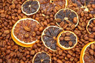 Susuz kalmış portakal dilimlerinin ve kavrulmuş kahve çekirdeklerinin yakından görüntüsü, turunçgiller ile derin kahve aromasını birleştiriyor. kahve aroması ve tat tanımlayıcıları