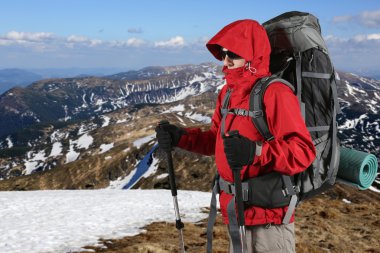 Gezgin bir kırmızı ile donatılmış ceket tepe üzerinde duruyor