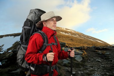 donatılmış Hiking Polonyalılar görünümü ile kırmızı bir ceket Gezgin