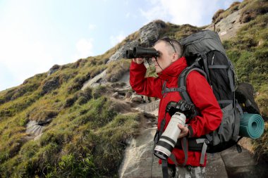 üzerinde kırmızı ceketli seyahat fotoğrafçı ile donatılmış