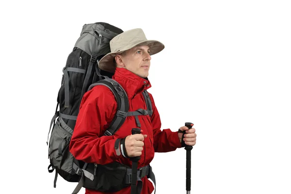 Оснащен путешественником в красной куртке с треккинг палочки — стоковое фото