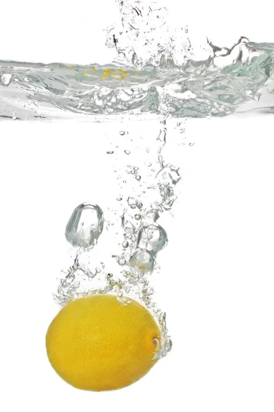 Citron tombe dans l'eau Image En Vente