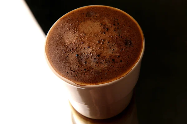 Café recién hecho en una taza —  Fotos de Stock