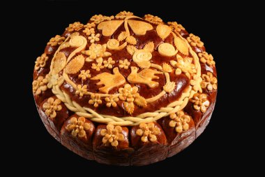 siyah arka plan üzerine süsleme ile büyük yuvarlak somun