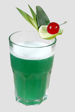 buz soğuk içecek kiraz ve limon ile