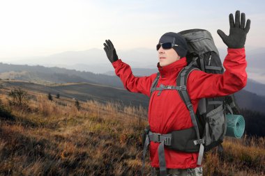 turist eller li ile Fil Dağı'nda kırmızı ceketli
