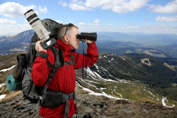 Equipado con el fotógrafo viajero en la chaqueta roja — Foto de Stock