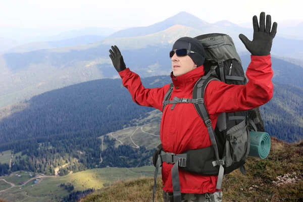 Турист в красной куртке на слоновьей горе — стоковое фото
